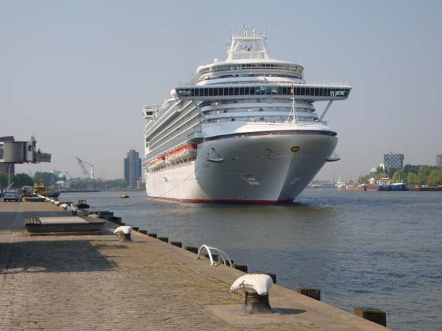 Cruiseschip ms Azura aan de Cruise Terminal Rotterdam